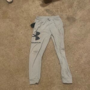 Unde armour sweats